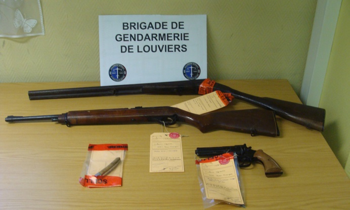 Une carabine, un revolver et un couteau ont été retrouvés dans un véhicule stationné à proximité de la maison (Photo © Gendarmerie)