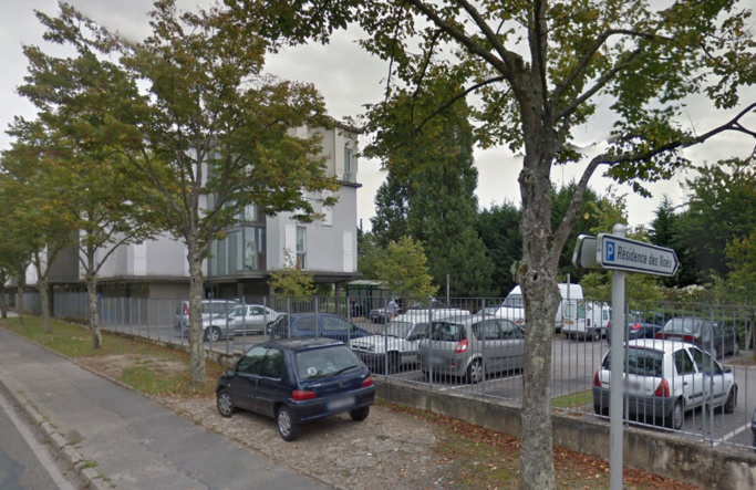 La Verrière (Yvelines) : armé d'un couteau, il menace de mort un autre résident du foyer La Verrière (Yvelines) : armé d'un couteau, il menace de mort un autre résident du foyer