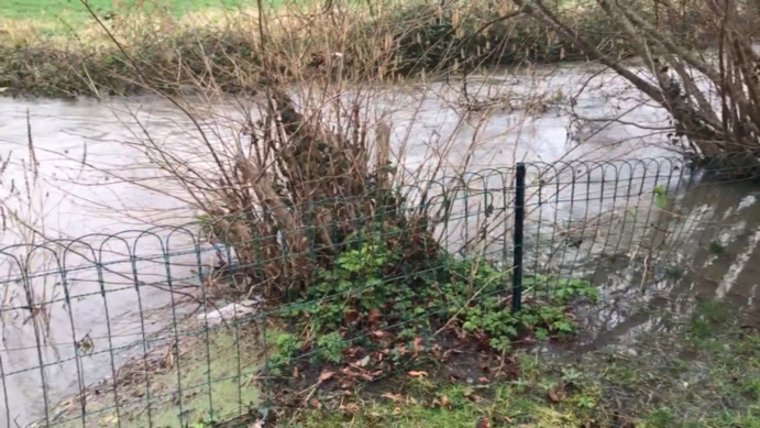 Les affluents de l'Eure débordent eux aussi par endroits (Photo © infonormandie) Les affluents de l'Eure débordent eux aussi par endroits (Photo © infonormandie)