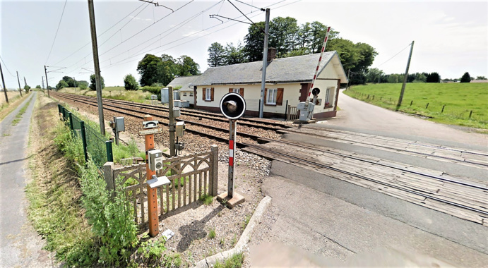 Le drame est survenu près de ce passage à niveau, route de Yébleron (Illustration) Le drame est survenu près de ce passage à niveau, route de Yébleron (Illustration)