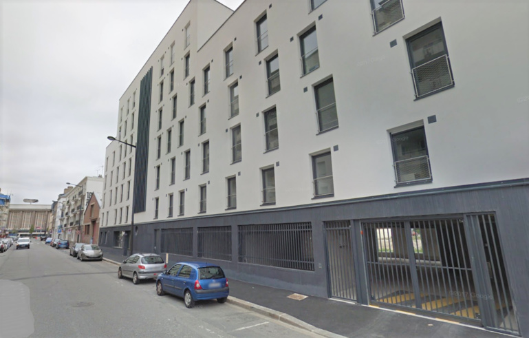 Le jeune homme a chuté du cinquièeme étage de cet immeuble situé 124, rue Jules Lecesne, près de la gare du Havre (Illustration © Google Maps)