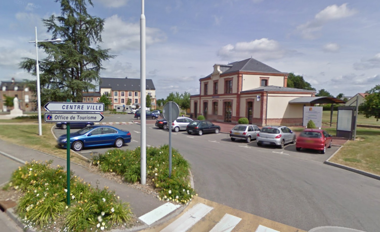 Les deux jeunes gens ont tendu un guet-apens au quadragénaire près de l'office de tourisme du Neubourg et l'ont roué de coups (Illustration © Google Maps)