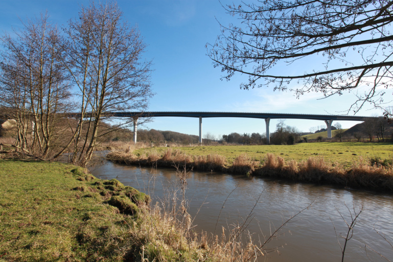 La construction du viaduc de la Scie a débuté en 2012. Les travaux sont achevés depuis 2015. L'ouvrage d'une longueur de 500 m assure le franchissement de la vallée de la Scie et la voie ferrée Rouen (Malaunay) – Dieppe (Illustration © .normandie.developpement-durable) La construction du viaduc de la Scie a débuté en 2012. Les travaux sont achevés depuis 2015. L'ouvrage d'une longueur de 500 m assure le franchissement de la vallée de la Scie et la voie ferrée Rouen (Malaunay) – Dieppe (Illustration © .normandie.developpement-durable)