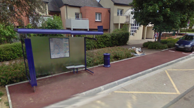 La vitre de l'abri-bus a volé en éclats (Illustration © Google Maps) La vitre de l'abri-bus a volé en éclats (Illustration © Google Maps)