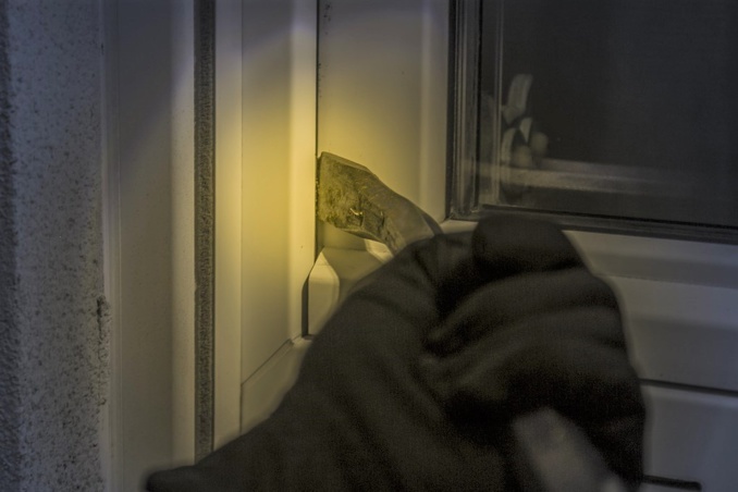 Les cambrioleurs étaient équipés de gants et d'un pied-de-biche (Illustration © Pixabay)