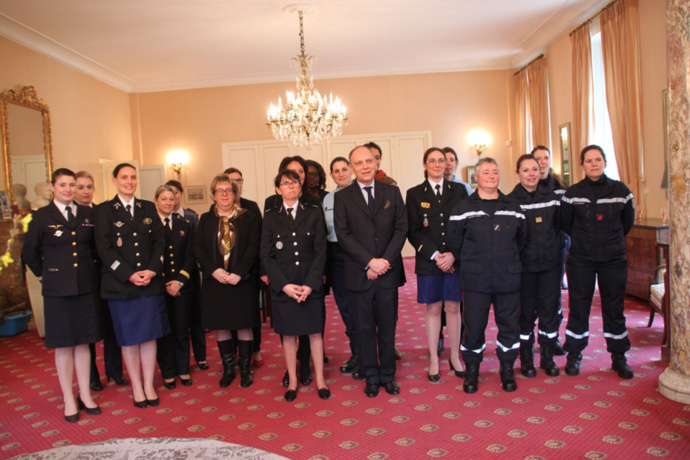 Gendarmes, policières, pompières, douanières : le préfet de l’Eure était bien entouré Gendarmes, policières, pompières, douanières : le préfet de l’Eure était bien entouré