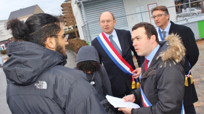 Raphaël Cognet, maire de Mantes-la-Jolie est venu à la rencontre des usagers ce matin à la gare SNCF (Photo @ D.R.)