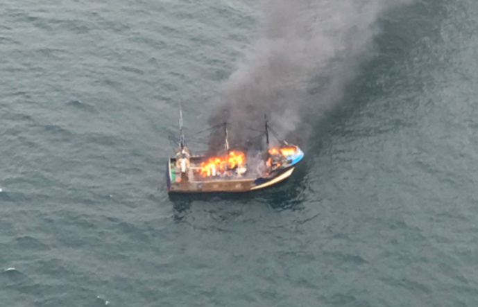 Le chalutier a pris feu au large de Dieppe (Photos @ Préfecture Maritime de la Manche et mer du Nord)