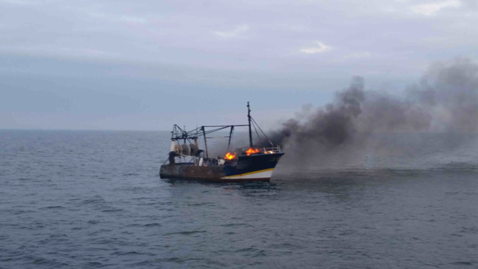 Seine-Maritime : un chalutier en feu au large de Dieppe, l’équipage récupéré sain et sauf