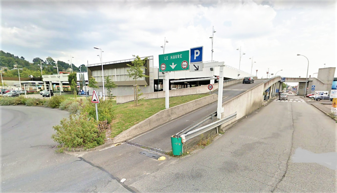 L'enquête de police devra établir dans quelles circonstances l'accident s'est produit dans le parking aérien du centre commercial (Illustration © Google Maps)