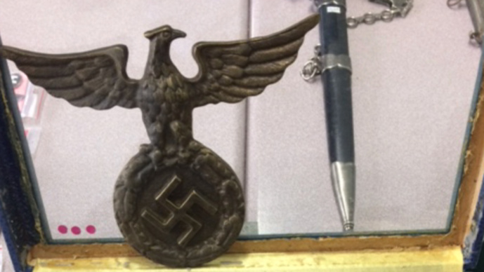 Eure : le couple vendait des objets nazis sur une foire à tout, il est interpellé pour « suspicion d’apologie de crime » 