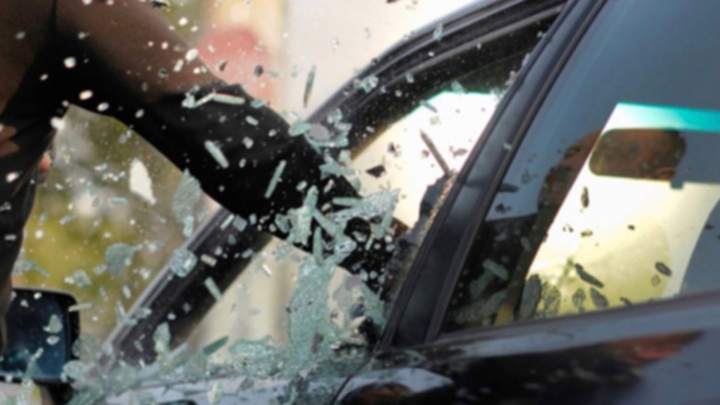 Les voleurs ont brisé les vitres des véhicules pour dérober ce quil y avait à l'intérieur (Illustration)
