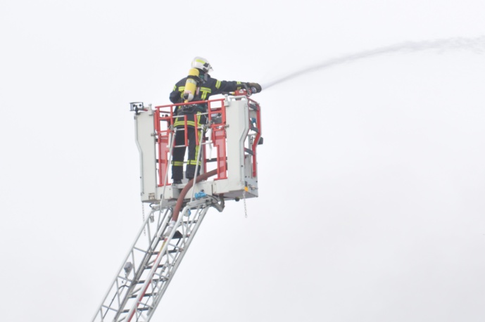 Les pompiers ont déployé deux lances, dont une sur échelle aérienne (Illustration © infoNormandie)