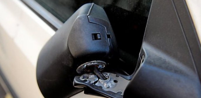 Les rétroviseurs de deux véhicules ont été endommagés (Illustration)