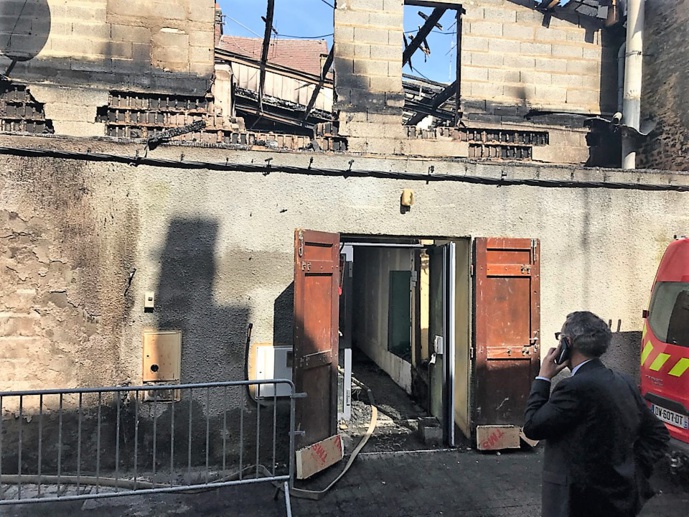 Une femme et ses deux petits enfants dormaient à l'étage lorsque le feu a embrasé la maison