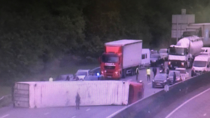 Le semi-remorque est couché en travers des voies (Photo @ SAPN)