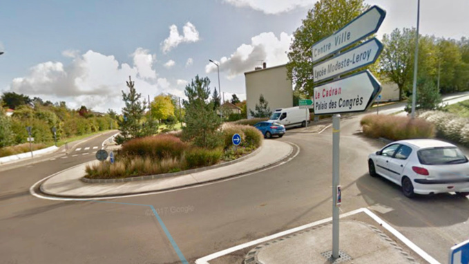 La moto a percuté la remorque dans ce rond-point - Illustration @ Google Maps