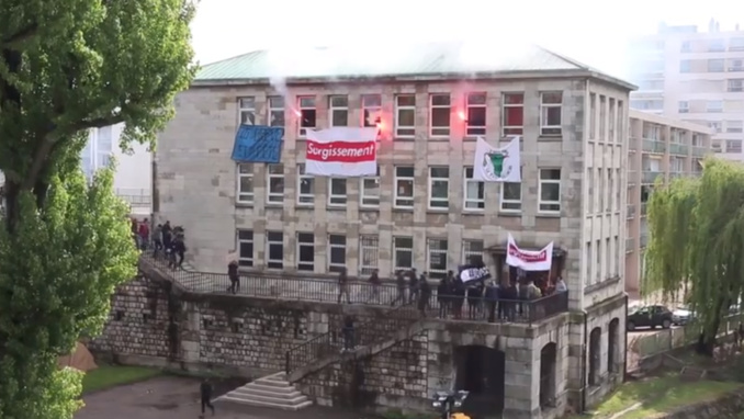 Une vingtaine de personnes occupait cet immeuble désaffecté - Capture vidéo Facebook