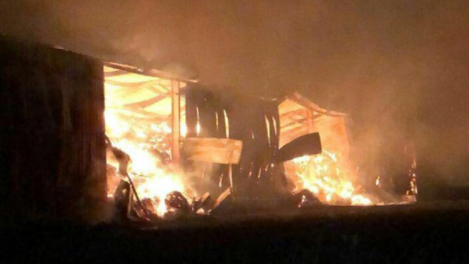 La moitié du bâtiment était embrasé à l’arrivée des premiers secours - Photo @D.R. / infonormandie