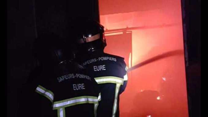 3 000 tonnes de lin et 30 tonnes d'ammonitrate partis en fumée dans un violent incendie dans l'Eure