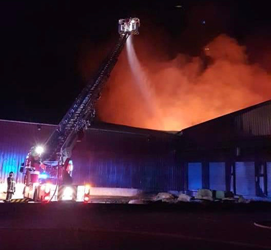 3 000 tonnes de lin et 30 tonnes d'ammonitrate partis en fumée dans un violent incendie dans l'Eure