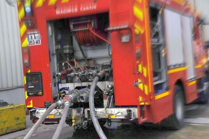 Les pompiers ont engagé deux engins équipés de lances à incendie - Illustration © infonormandie