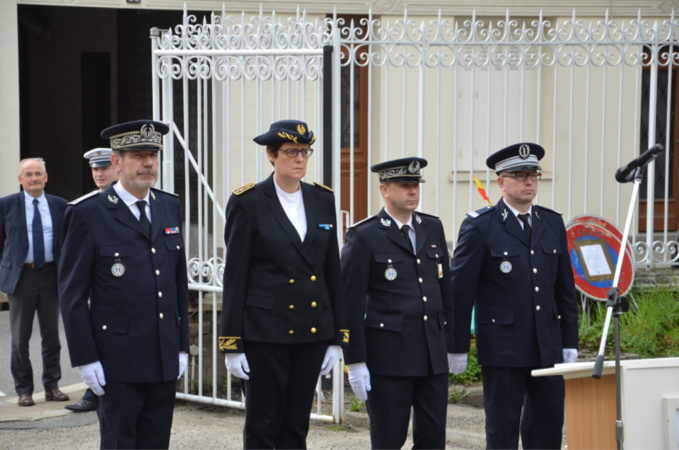 Philippe Lesage ( à droite sur la photo) lors de son installation officielle à Bolbec en présence de Marie Aubert, sous-préfète du Havre, du contrôleur général Philippe Trennec, directeur départemental de la sécurité publique et du commissaire divisionnaire Alain Beauce - Photo @ D. R. Philippe Lesage ( à droite sur la photo) lors de son installation officielle à Bolbec en présence de Marie Aubert, sous-préfète du Havre, du contrôleur général Philippe Trennec, directeur départemental de la sécurité publique et du commissaire divisionnaire Alain Beauce - Photo @ D. R.