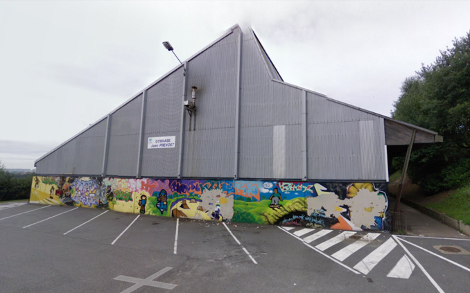 La Clio était stationnée le long du gymnase (à droite sur la photo) - Illustration © Google Maps La Clio était stationnée le long du gymnase (à droite sur la photo) - Illustration © Google Maps