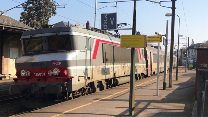 Yvelines Un Train Caillasse A Conflans Sainte Honorine Une Passagere Blessee Au Visage