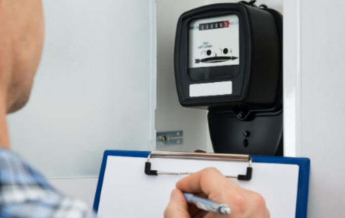 Les deux usurpateurs ont prétexté venir vérifier le compteur électrique - Illustration Les deux usurpateurs ont prétexté venir vérifier le compteur électrique - Illustration