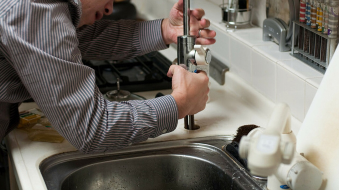 Le faux employé des eaux a fait semblant de vérifier la tuyauterie - Illustration @ Pixabay