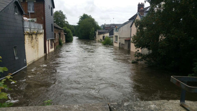 Inondations dans l'Eure : les villes de Bernay et Brionne gagnées par la crue 