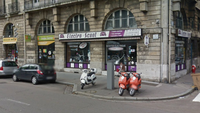 Le scooter était stationné devant le magasin Electro Scoot, qui du Havre à Rouen - illustration © Google Maps