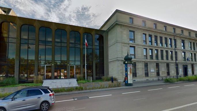 Manifestation de policiers à Versailles (Yvelines) : ils revendiquent la gratuité du stationnement Manifestation de policiers à Versailles (Yvelines) : ils revendiquent la gratuité du stationnement