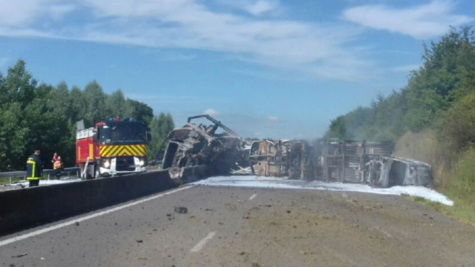 Le poids lourd s’est couché en travers de l’A29 et s’est enflammé - Photo @ Sanef/Twitter Le poids lourd s’est couché en travers de l’A29 et s’est enflammé - Photo @ Sanef/Twitter