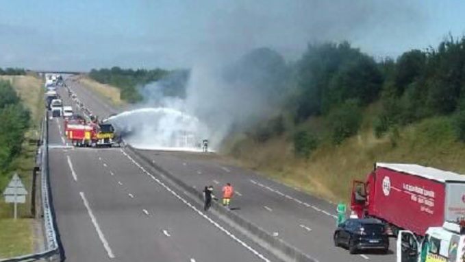 Un poids lourd se couche et prend feu : l’autoroute A29 coupée dans les deux sens en Seine-Maritime Un poids lourd se couche et prend feu : l’autoroute A29 coupée dans les deux sens en Seine-Maritime