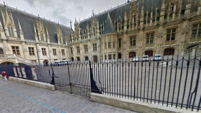 La voiture s’est encastrée dans la grille du palais de justice, rue aux Juifs - Illustration La voiture s’est encastrée dans la grille du palais de justice, rue aux Juifs - Illustration