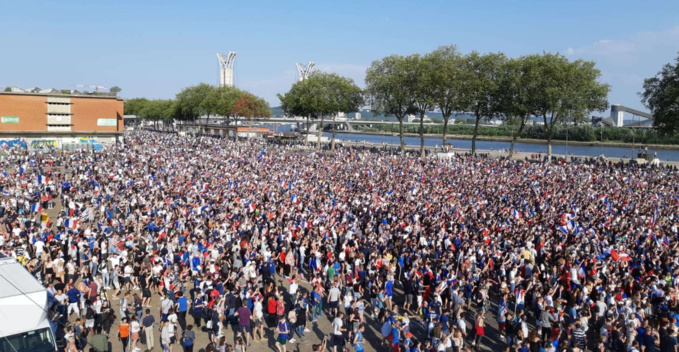 Raz-de-marée sur l'esplanade Saint-Gervais à Rouen : ils sont plus de 30 000 à être venus pour ovationner la victoire des Bleus dans la « fan zone »  - Photo © Métropole Rouen Normandie / Twitter