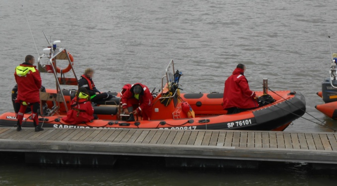 Un bateau de plaisance se retourne au large de Dieppe : les quatre 