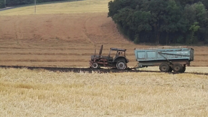 Eure : 5 hectares de chaume et un tracteur agricole détruits par un incendie à Caillouet-Orgeville 