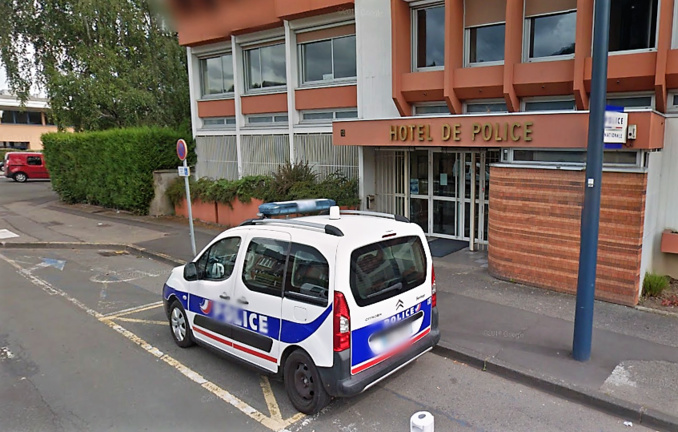 Le braqueur est venu à l'hôtel de police pour se constituer prisonnier - Illustration Le braqueur est venu à l'hôtel de police pour se constituer prisonnier - Illustration