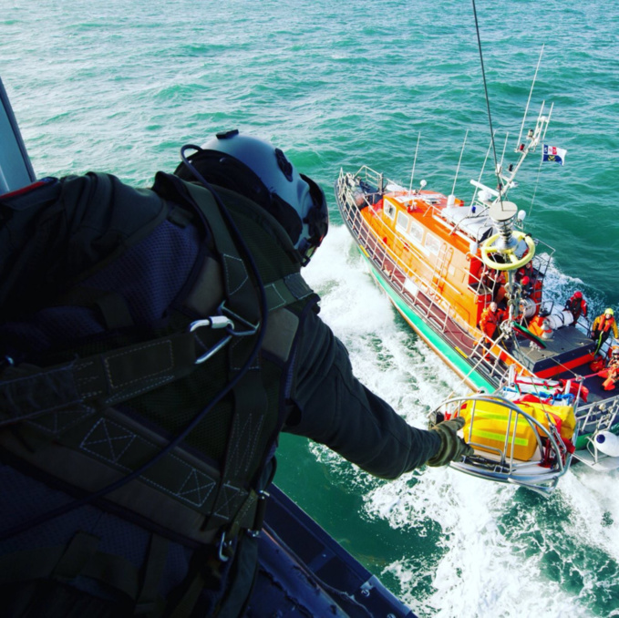 La passagère, victime d'insuffisance respiratoire a été évacuée par l'hélicoptère de la Marine nationale, au large du Havre - Illustration © Préfecture maritime