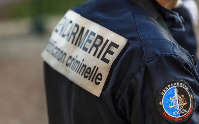 Les gendarmes de la cellule d'identification criminelle de Rouen, spécialisés en police technique et scientifique, ont passé au peigne fin la scène de cambriolage - Illustration