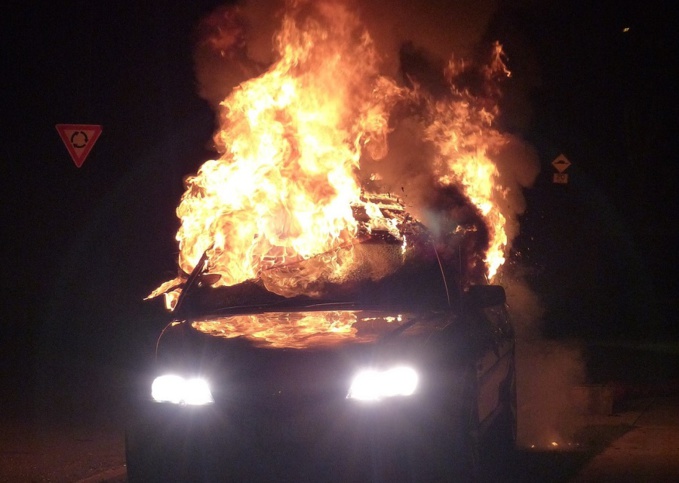La voiture était embrasée à l'arrivée des secours - Photo d'illustration © Pixabay La voiture était embrasée à l'arrivée des secours - Photo d'illustration © Pixabay