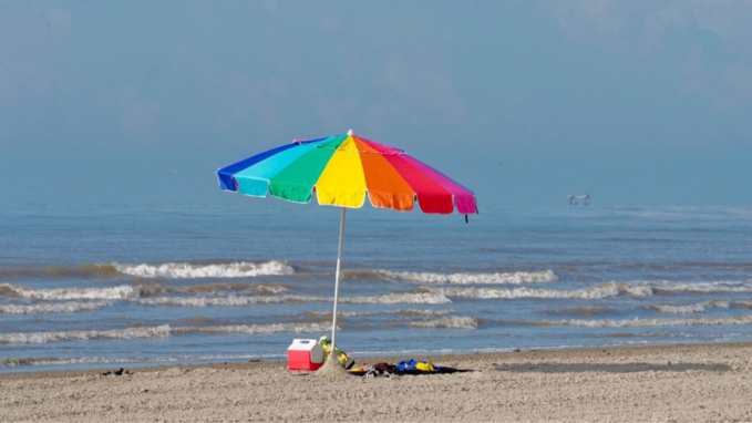 Eau de mer colorée sur des plages du Calvados : aucun danger pour la baignade Eau de mer colorée sur des plages du Calvados : aucun danger pour la baignade