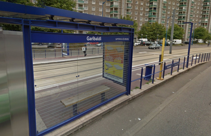 Un témoin a découvert la femme inconsciente à cette station du tramway