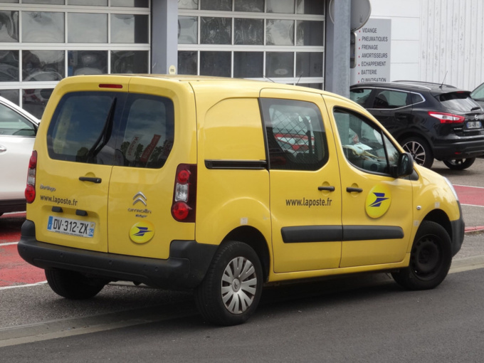 Évreux : sous la menace, il vole le véhicule du facteur qui faisait sa tournée et l’abandonne plus loin 