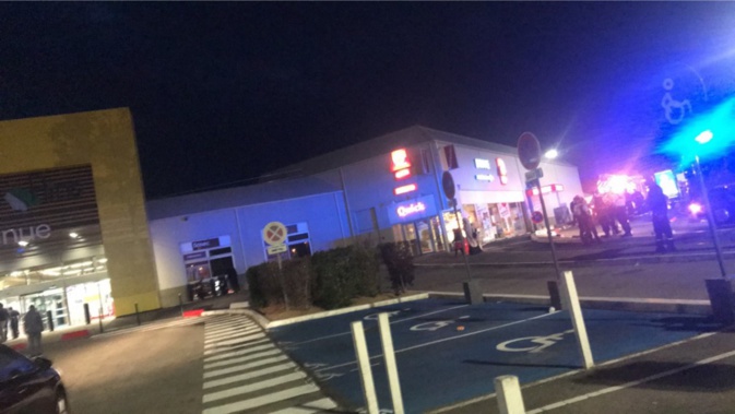 Le personnel et les clients de l'ensemble des magasins ont été évacués Le personnel et les clients de l'ensemble des magasins ont été évacués