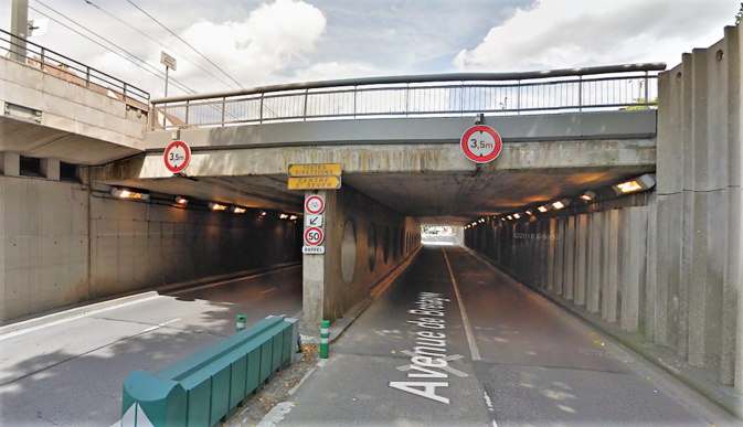 Les jeunes gens auraient lancé la pierre du haut de la trémie - illustration © Google Maps