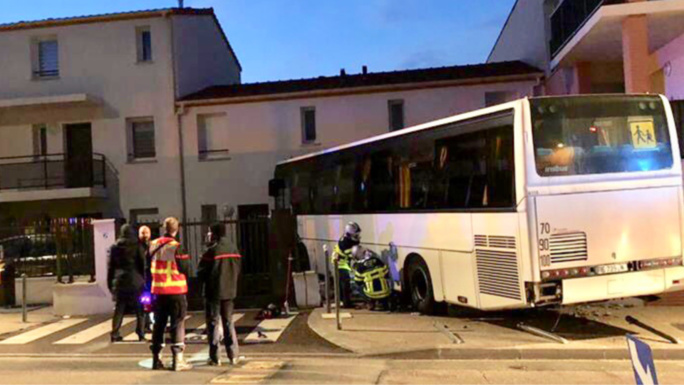 L’autocar a fini sa course dans la façade de l’immeuble entraînant dans sa course une voiture en stationnement qui s’est retrouvée dans la cuisine - Photo @ ville de Chanteloup-les-Vignes / Facebook
